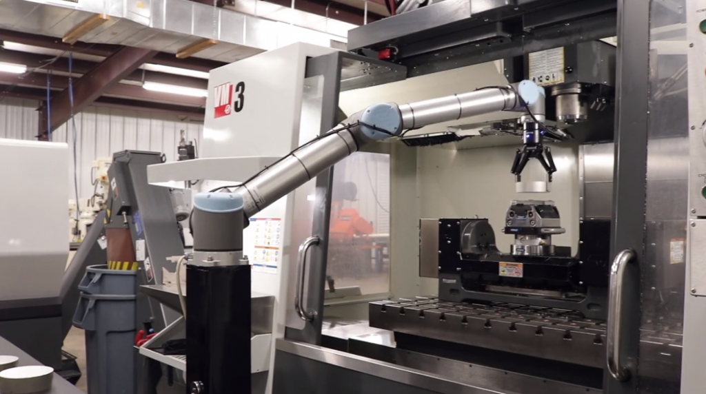 קובוט שיתופי תוצרת Universal Robots: עבודה בטוחה לצד בני אדם.