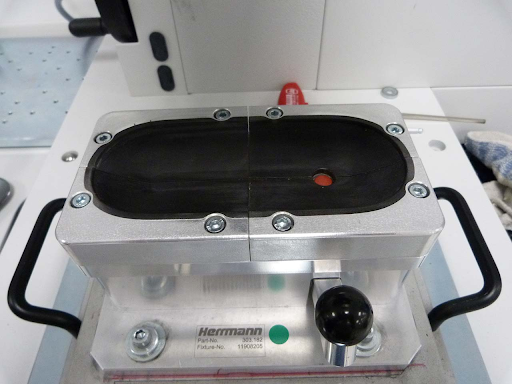 תמונה 1: מתקן הקיבוע מבית Herrmann Ultrasonics, העשוי מחומר ציפוי קשיח משרף ייחודי ותרום לשיכוך הוויברציות וקיבוע החלקים הדורשים ריתוך.